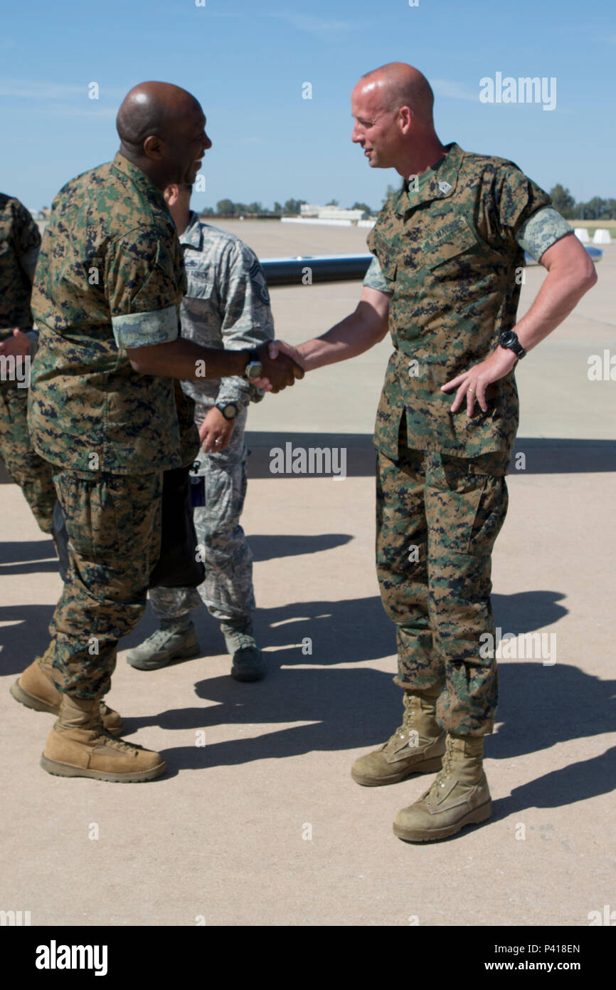 Die 18 Sergeant Major des Marine Corps, Ronald L. Grün, (links), wird von SgtMaj Steven L. Lunsford begrüßt, (rechts), Sergeant Major von Special Purpose Marine Air-Ground Task Force-Crisis Response-Africa bei seiner Ankunft in Morón, Spanien, 1. Juni 2016. SgtMaj Grün besucht Morón Air Base in der Streitkräfte zu prüfen und Anleitung zu den Marines und Segler bieten im Hinblick auf die Zukunft des Marine Corps. (U.S. Marine Corps Foto von Sgt. Kassie L. McDole/Freigegeben) Stockfoto