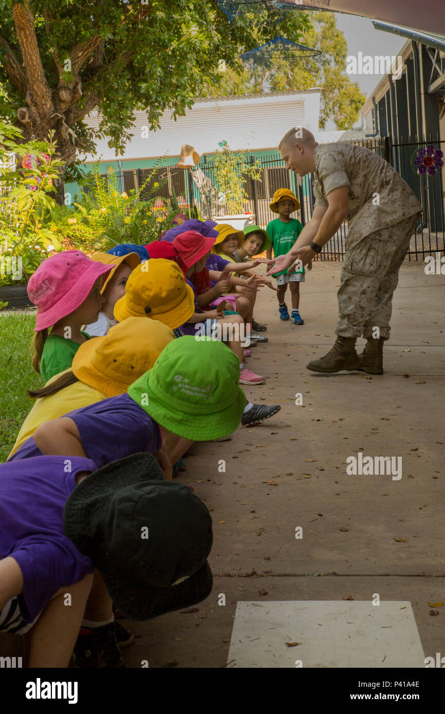 1. Lt. J.C. Wright high-fives Vorschulkinder an Larrakeyah Grundschule, Northern Territory, Australien, am 2. Juni 2016. Marines mit der Koordinierung Element, Marine Drehkraft - Darwin, erbot sich mit Klassen an der Schule zu helfen. Wright, von Bogata, Texas, ist ein Communications Officer mit FCE, MRF-D. (U.S. Marine Corps Foto von Cpl. Mandaline Limousine/Freigegeben) Stockfoto