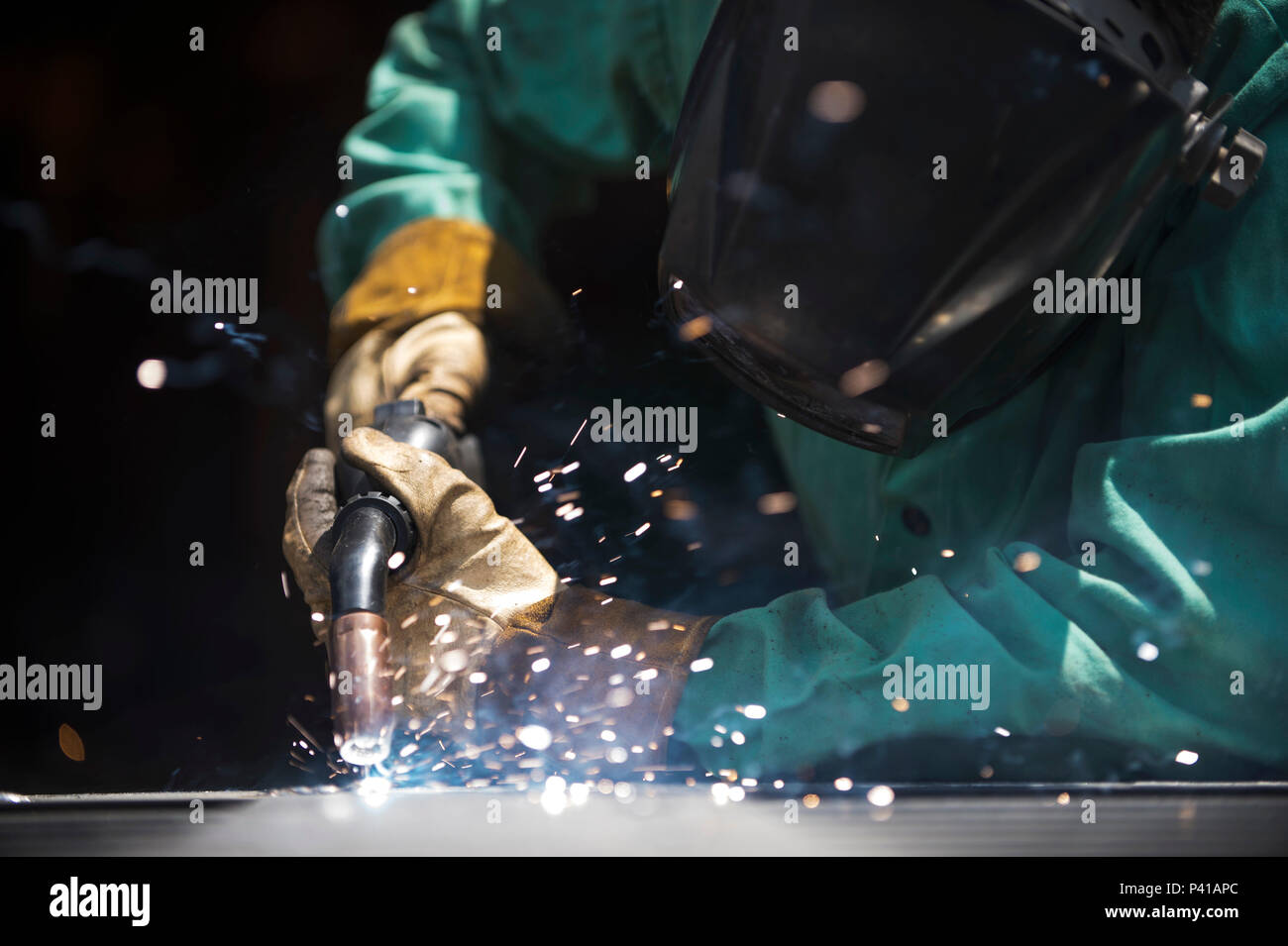 Flieger 1. Klasse Justin Cox, 11. Bauingenieur Squadron strukturelle Lehrling, Schweißnähte eine Verbindung zu einer Basisstation gate außerhalb der Metallwerkstatt auf Joint Base Andrews, Md., 1. Juni 2016. Die Strukturen des 11. CES arbeitete 116 Arbeitsplätze in den Monat Mai, vorbeugende Instandhaltung, Sperren der Jobs und Reparaturen in base. (U.S. Air Force Foto von Airman 1st Class Philip Bryant) Stockfoto