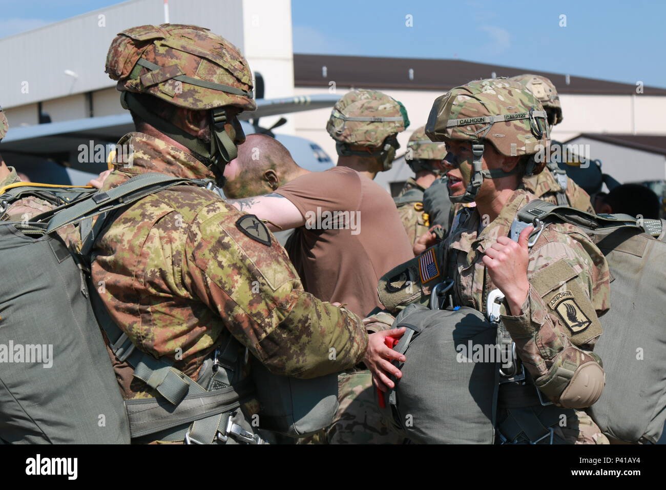 Eine Italienische Fallschirmjäger, Folgore Parachute Brigade, (links) und ein US-Soldat, 173Rd Airborne Brigade, (rechts) für die gemeinsamen gewaltsamen Eindringen (JFE), 7. Juni 2016, die in Polen für die Unterstützung der Übung schnelle Reaktion 16 vorbereiten. Schnelle Reaktion umfasst mehr als 5.000 Soldaten und Piloten aus Belgien, Deutschland, Frankreich, Großbritannien, Italien, den Niederlanden, Österreich, Polen, Portugal, Spanien und die Vereinigten Staaten und findet in Polen und Deutschland, 27. Mai - 26. Juni 2016 Stockfoto