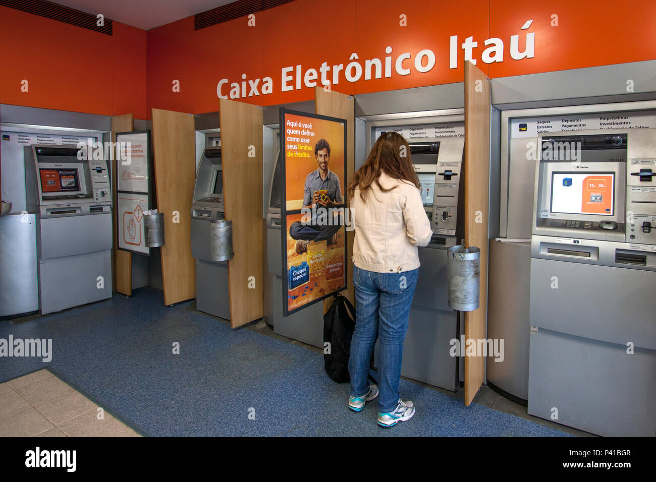 Caixa; Caixa Eletrônico; Caixa Eletrônico Itaú; Banco; Banco Itaú; dinheiro; Grana; Geld; retirada de Dinheiro; conta Corrente; poupança; contas; pagamentos; recebimentos; investimentos; Movimentação Bancária Itanhaém; Litoral; baixada Santista; Estado de São Paulo, Brasilien Stockfoto