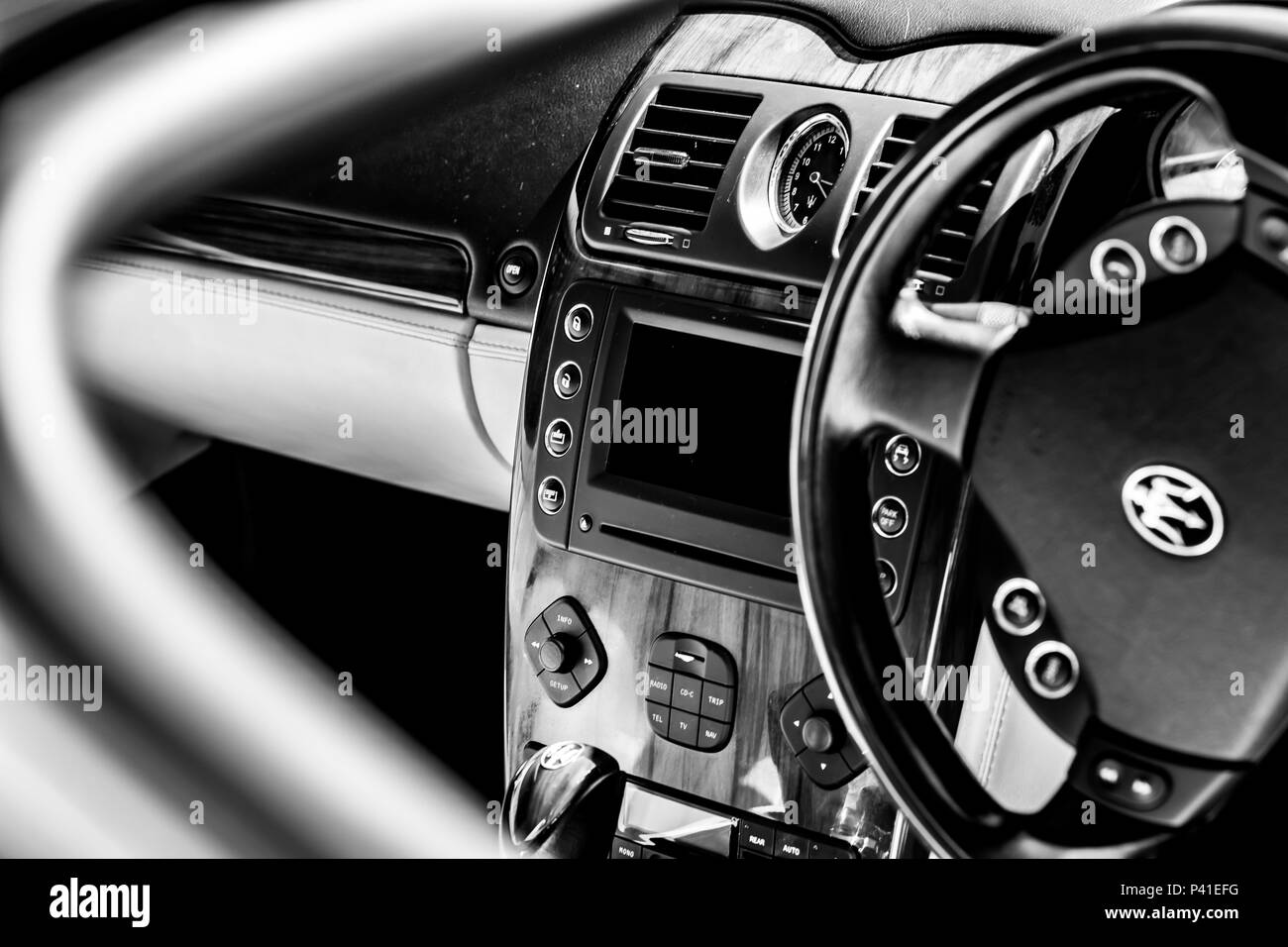 Die Mittelkonsole eines luxuriösen Maserati Quattroporte Limousine Stockfoto