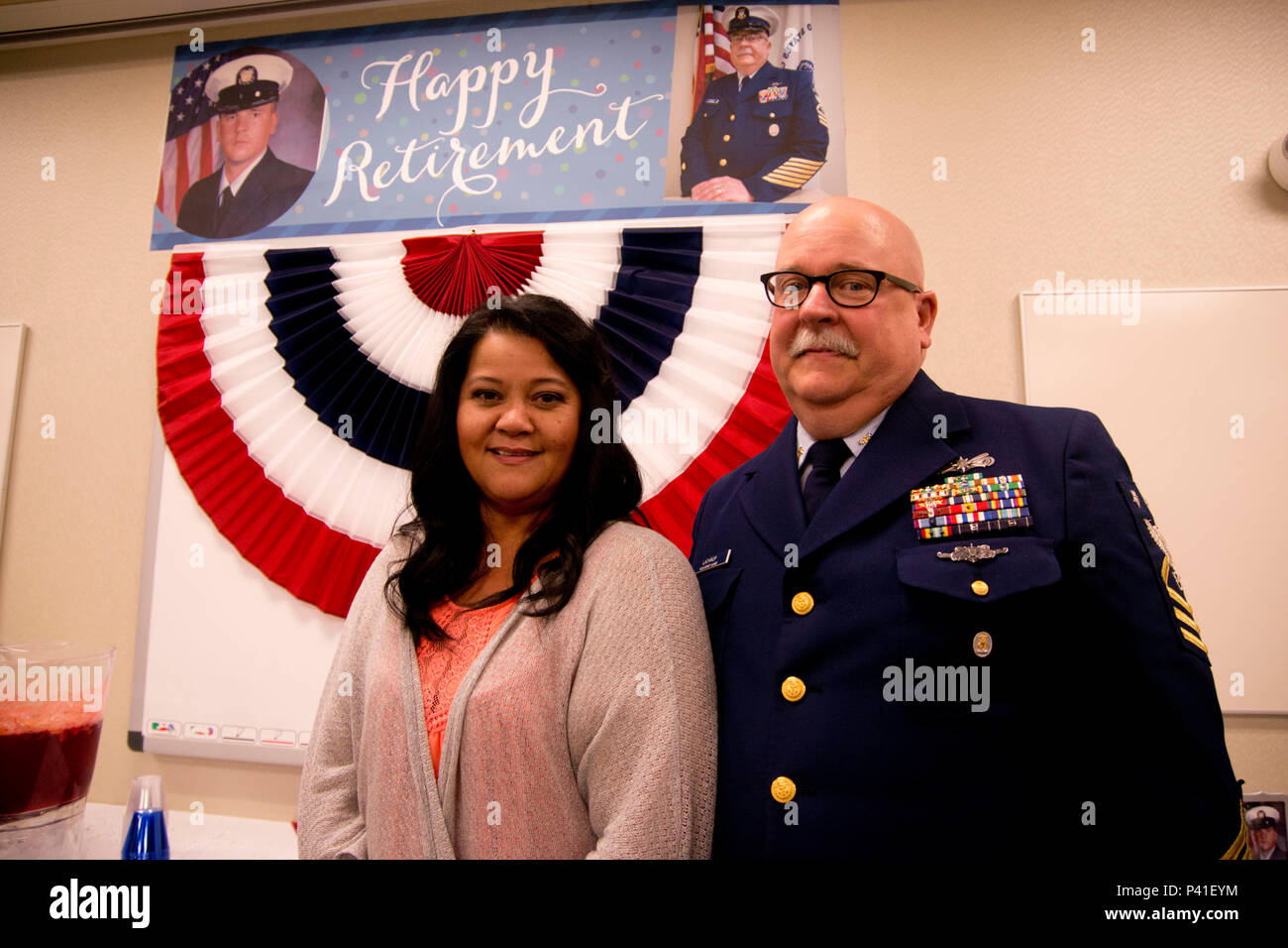 Master Chief Petty Officer Ervin Lathrop zieht sich von der Küstenwache nach 28 Jahren, Mittwoch, 1. Juni 2016 im Sektor Houston-Galveston, wo er als der Befehl Master Chief seit 2013 serviert. U.S. Coast Guard Foto von Petty Officer 3. Klasse Jennifer Nease. Stockfoto