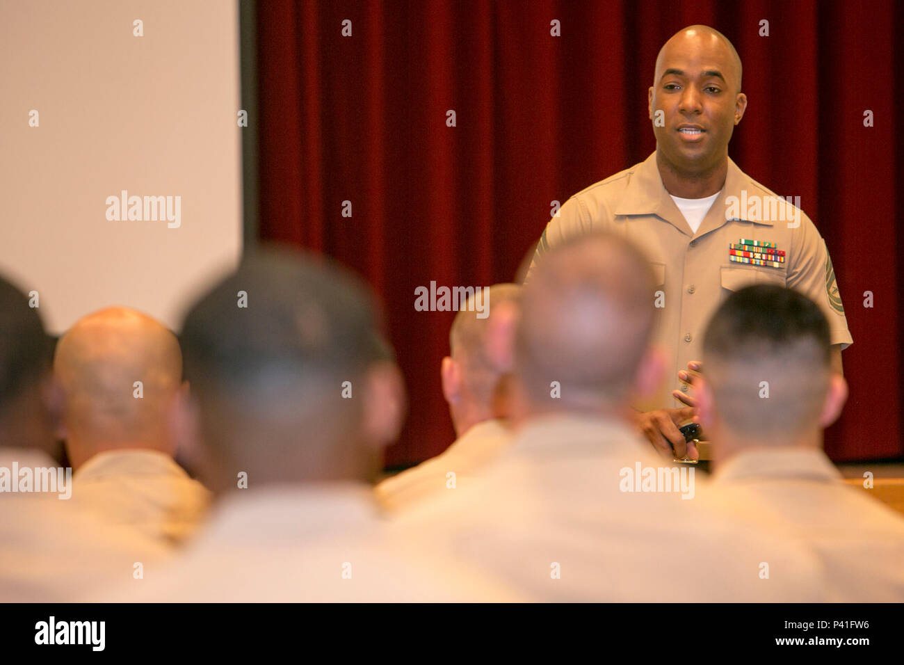 Gunnery Sgt. Nicholas Deweever spricht mit Marines über Sein ein drill instructor 2. Juni an Bord Camp Foster, Okinawa, Japan. Deweever kurz erläutert, was einen drill instructor ist wie, und die Härten, die mit ihm kommen. Deweever ist der drill instructor Monitor für den Hauptsitz Marine Corps besondere Aufgabenzuweisung screening Team. (Marine Corps Foto von Cpl. Douglas Simons/Freigegeben) Stockfoto