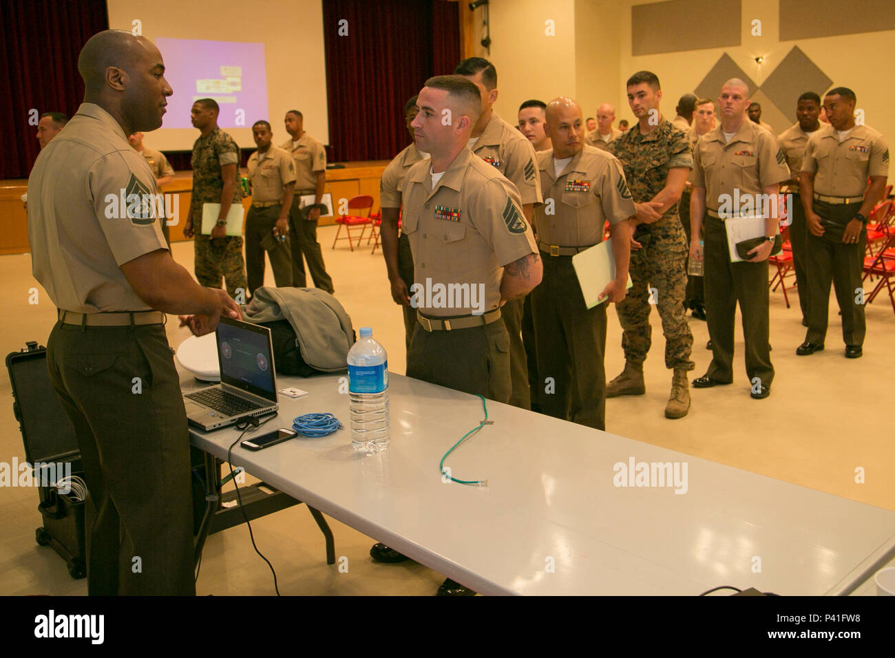 Marines stehen in der Linie zu Gunnery Sgt. Nicholas Deweever über drill instructor Pflicht 2. Juni an Bord Camp Foster, Okinawa, Japan. Deweever kurz erläutert, was einen drill instructor ist wie, und die Härten, die mit ihm kommen. Deweever ist der drill instructor Monitor für den Hauptsitz Marine Corps besondere Aufgabenzuweisung screening Team (Marine Corps Foto von Cpl. Douglas Simons/Freigegeben) Stockfoto
