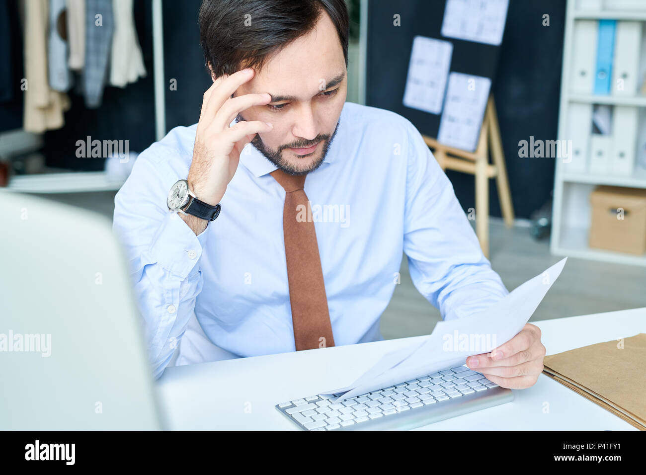 Brainstorming mann lesen Papiere Stockfoto