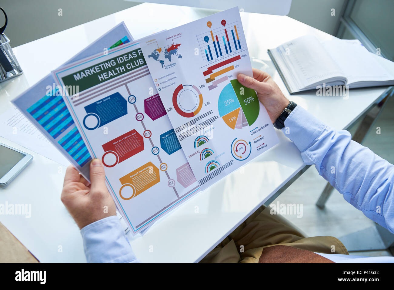 Erntegut Geschäftsmann arbeiten mit Grafiken Stockfoto