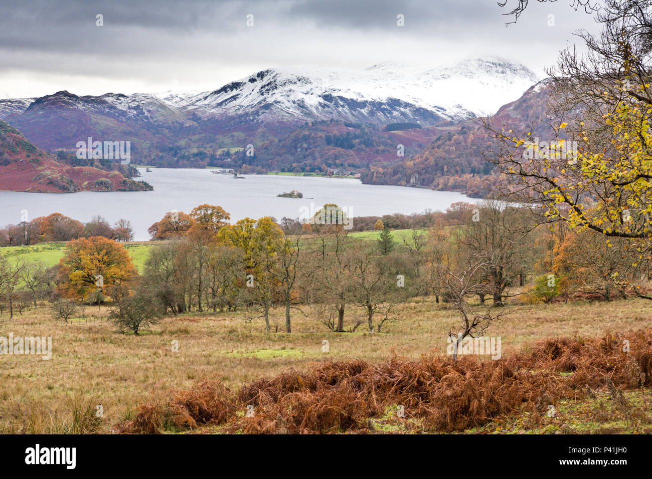 Ein Blick über Ullswater mit Herbst zu Winter Stockfoto