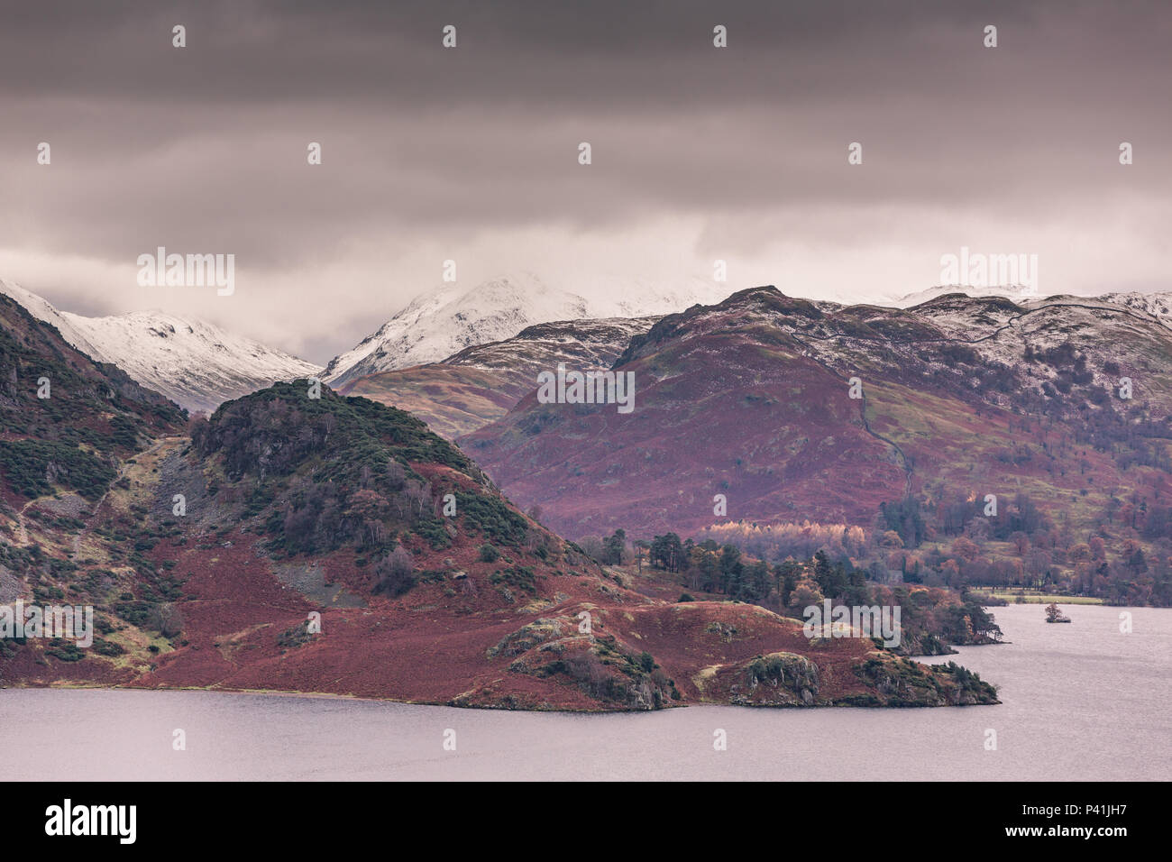 Ein Blick über Ullswater mit Herbst zu Winter Stockfoto