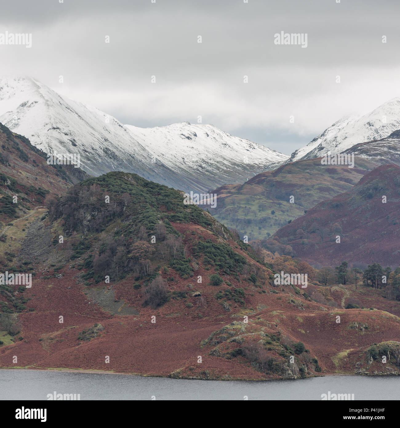 Ein Blick über Ullswater mit Herbst zu Winter Stockfoto
