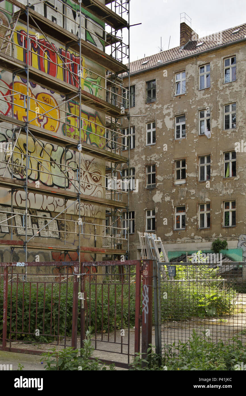 Berlin, Deutschland, Baugeruest und Hinterhof in einem Unsanierten Altbau in der Petersburger Straße in Berlin-Friedrichshain Stockfoto