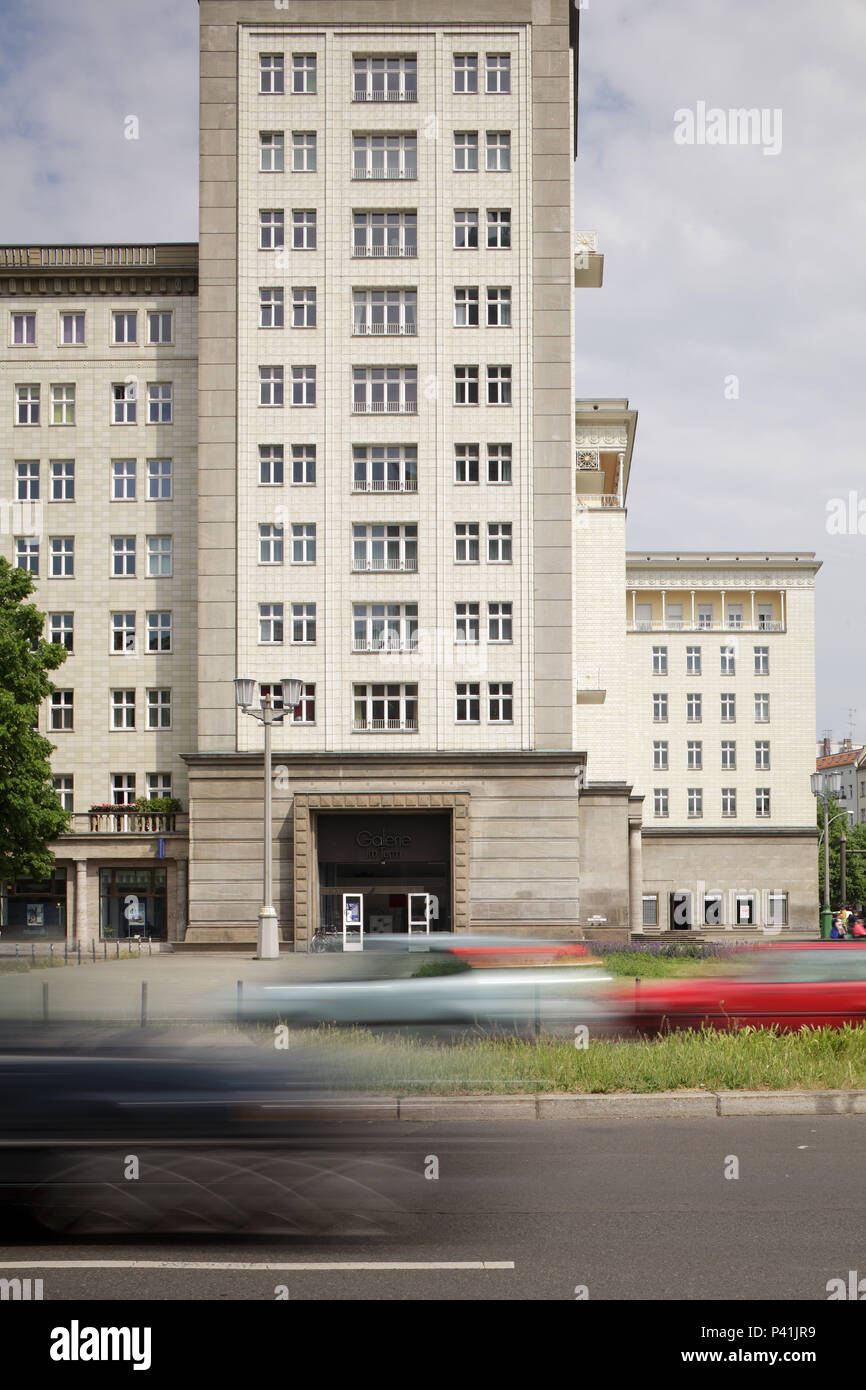 Berlin, Deutschland, Torbauten in der Karl-Marx-Allee Ecke Frankfurter Tor in Berlin-Friedrichshain Stockfoto