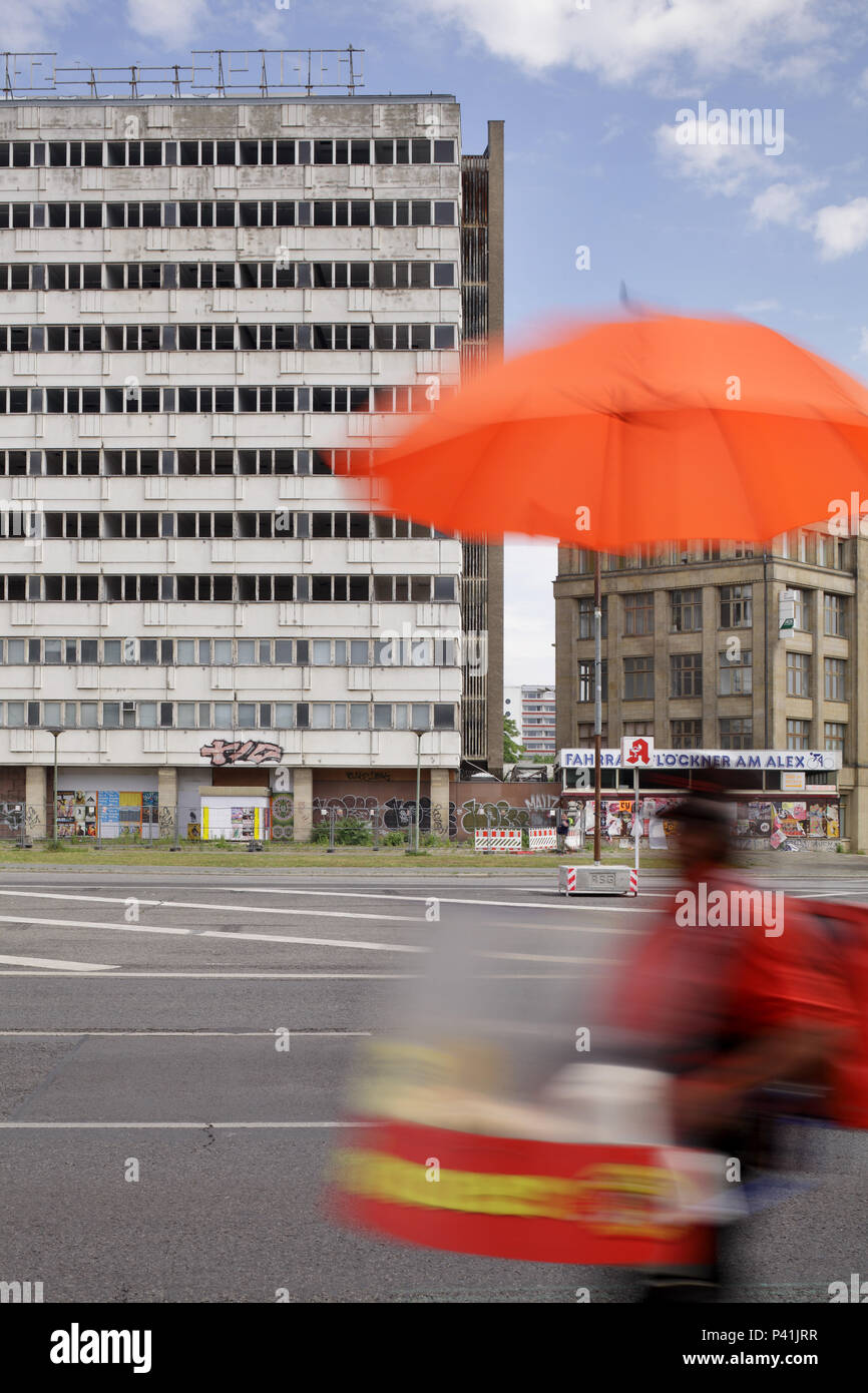 Berlin, Deutschland, Wuerstchenverkaeufer in der Karl-Marx-Allee in Berlin-Mitte Stockfoto