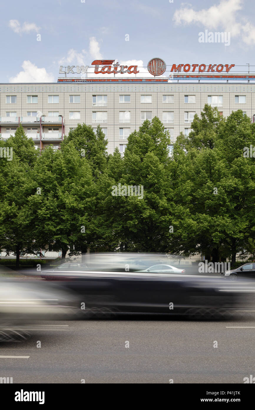 Berlin, Deutschland, Plattenbau und Werbung für Tatra Motokov in der Karl-Marx-Allee in Berlin-Mitte Stockfoto
