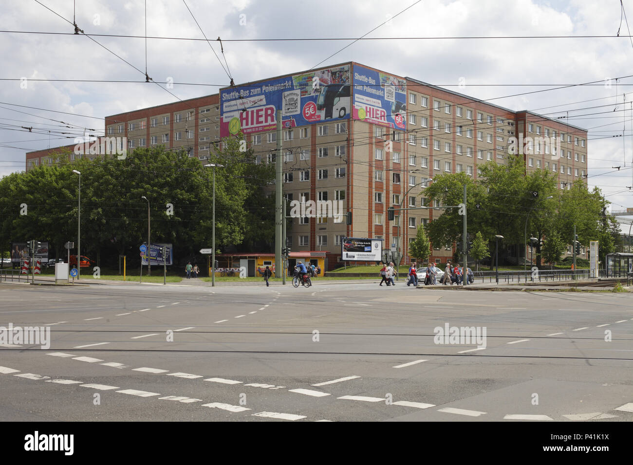 Berlin, Deutschland, Bürogebäude an der Kreuzung Ecke Rhinstrasse Alee die Kosmonauten in Berlin-Lichtenberg Stockfoto