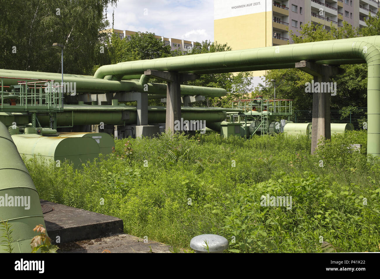 Berlin, Deutschland, Fernwärme Rohrleitungen und vorgefertigte Gebäude in Rhinstrasse in Berlin-Lichtenberg Stockfoto