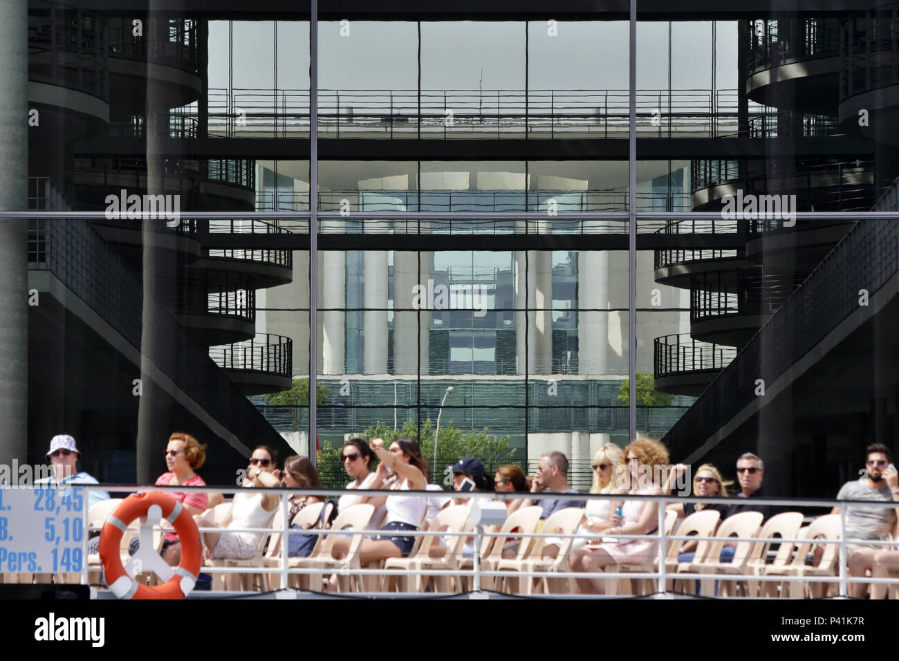 Berlin, Deutschland, Passagiere auf einem Schiff, im Hintergrund die Paul Loebe Haus und die Bundeskanzlei Stockfoto