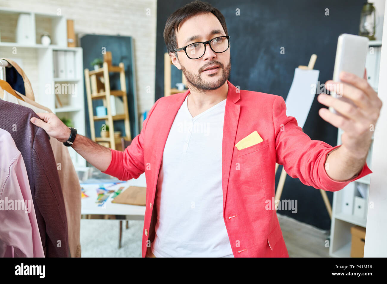 Trendy stylist, Foto im Atelier Stockfoto