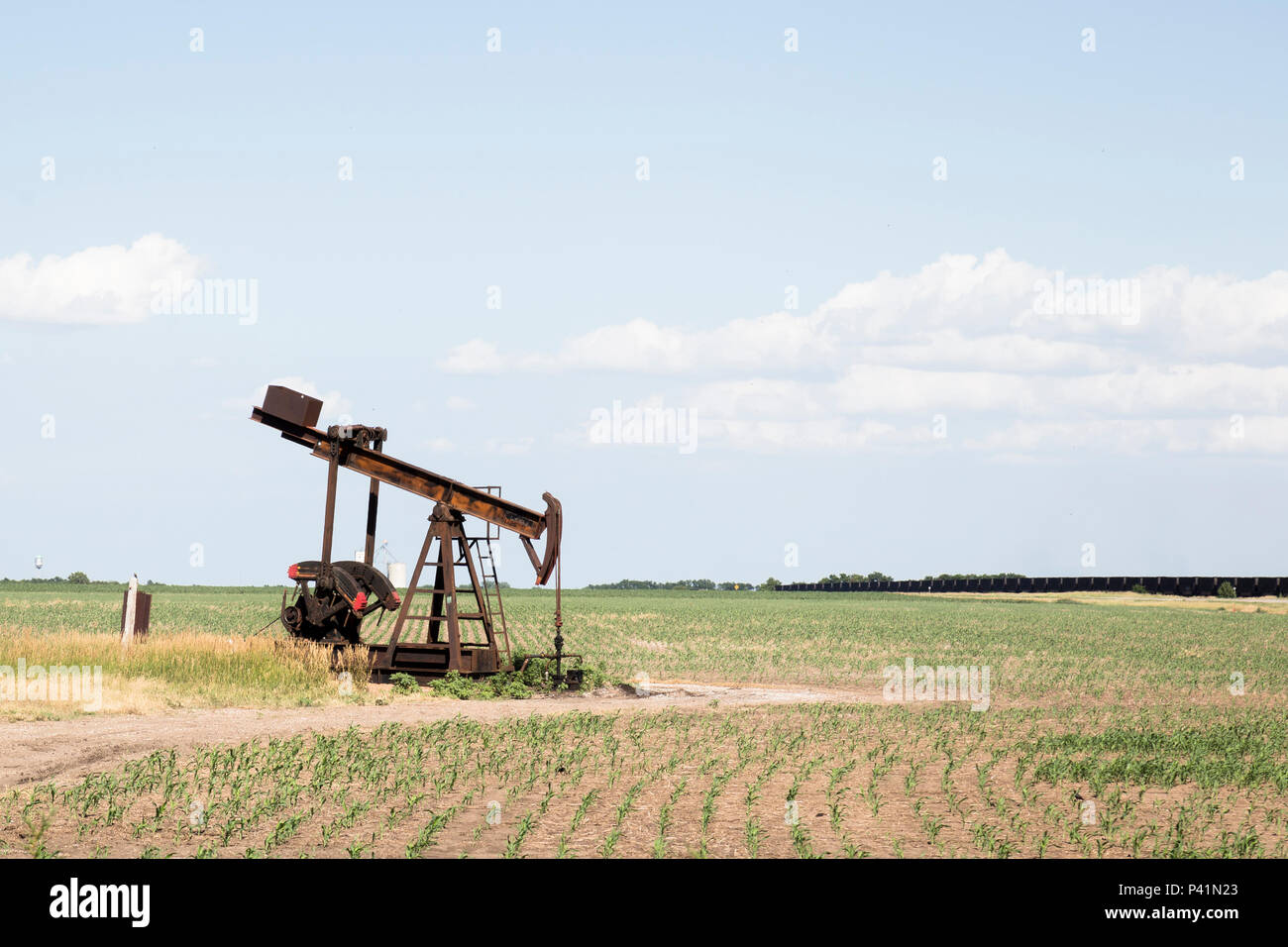 Eine Pumpjack Ölförderung in den ländlichen Usa Stockfoto