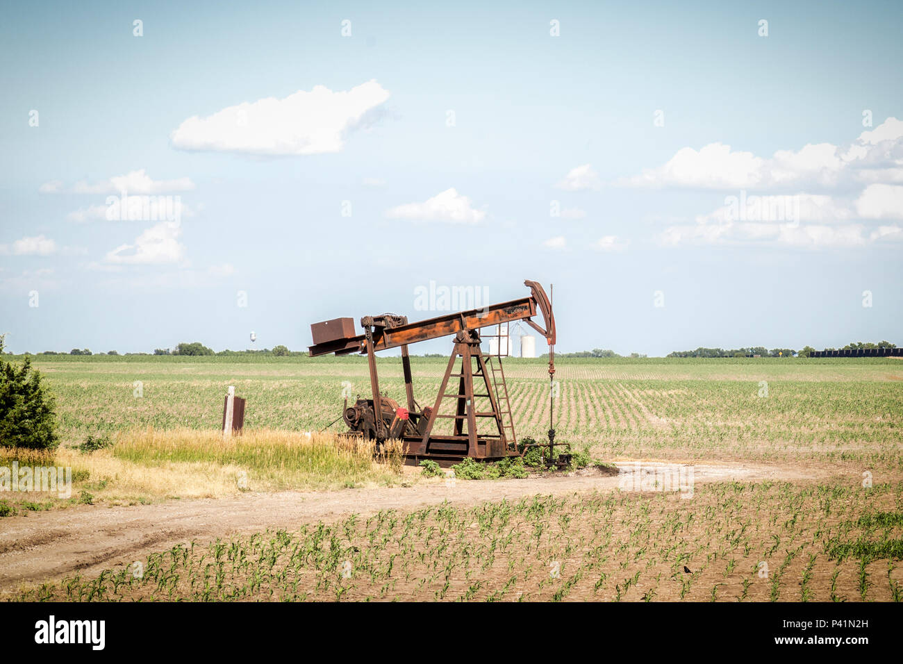 Eine Pumpjack Ölförderung in den ländlichen Usa Stockfoto