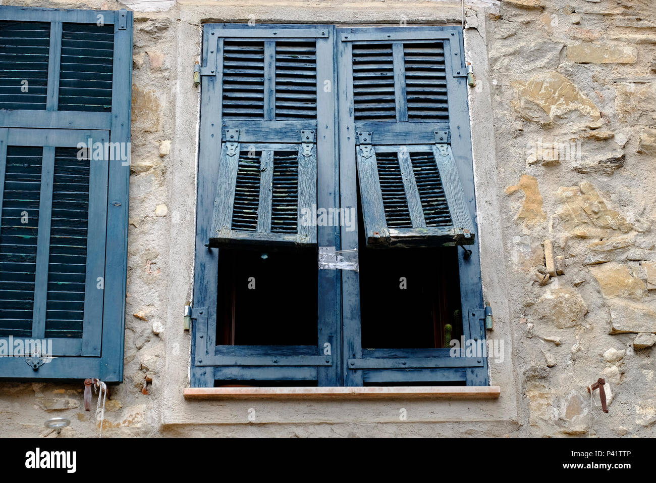 Alte Fenster in Apricale, Provinz Imperia, Ligurien, Italien. Eine der schönsten italienischen Dörfern. Stockfoto
