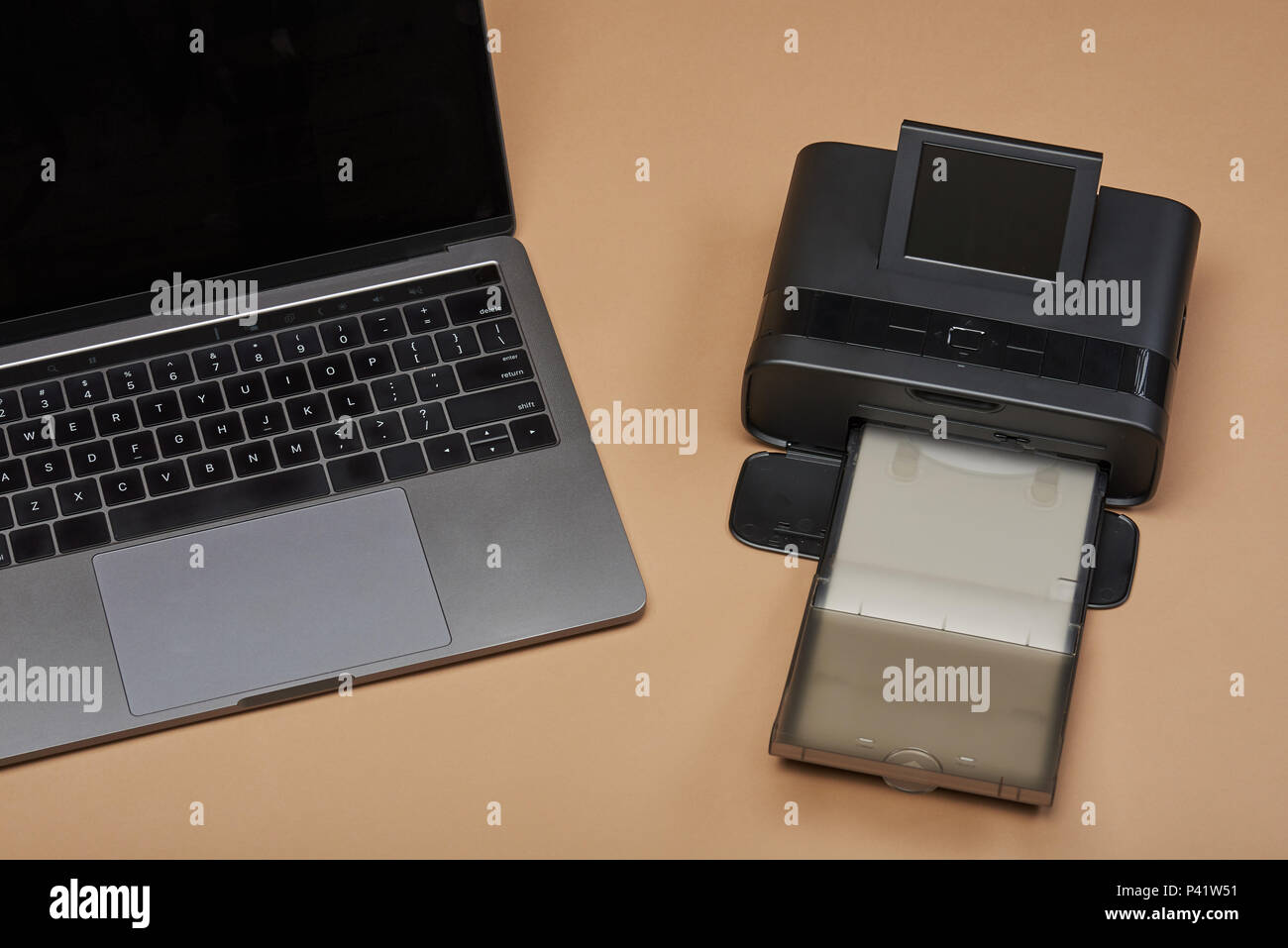 Home Desktop schwarz Drucker mit trockenen Drucken Technologie Stockfoto