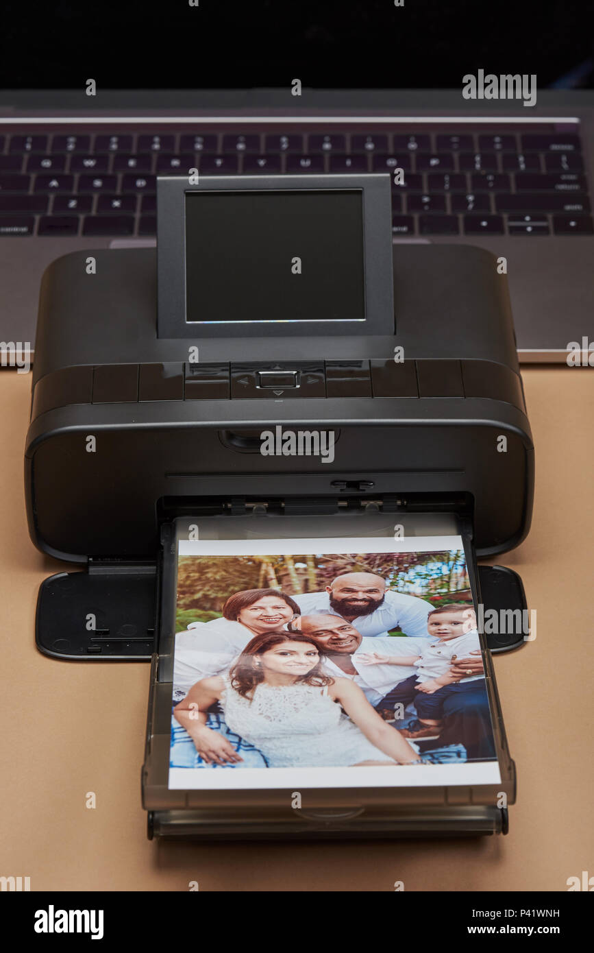 Kompakter Drucker für Haus benutzen. Drucker drucken Familie Bild Stockfoto
