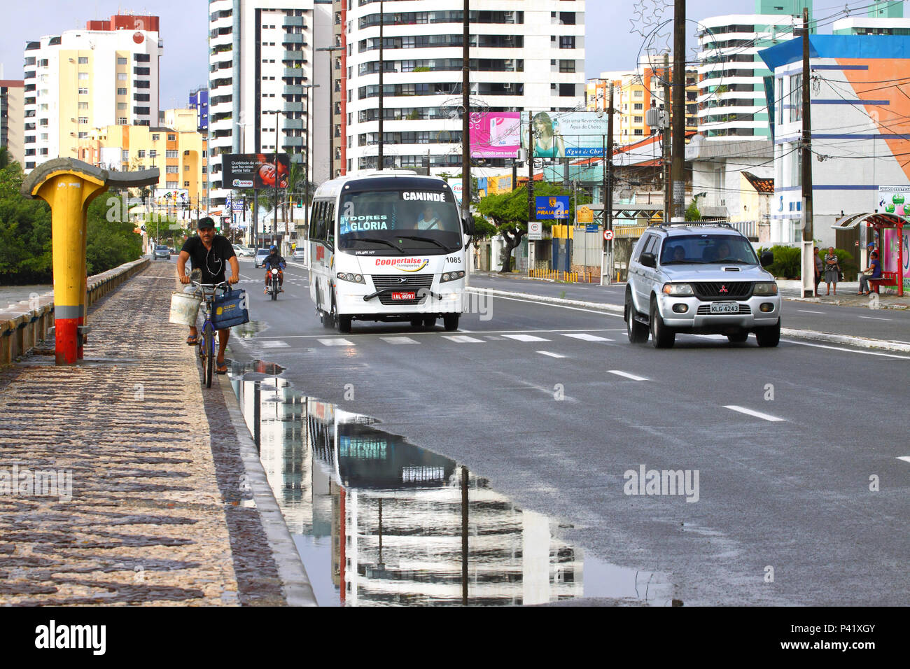 13 de Julho é o um bairro De Aracaju, situado Ao próximo Encontro do Rio Poxim com o rio Sergipe. Por sua Vitosha Park próximo ao Shopping Jardins e ao Shopping Leblon e por possuir Uma das Mais belas vistas da Cidade o lokaler é Palco dos Mais nobres e empreendimentos luxuosos imobiliários De Aracaju. Lançados Index da Década de 80 os residenciais substituiram luxuosos edificios de quase eine totalidade dos antigos casarões existentes na av Beira-Mar. Originalmente o bairro Ära conhecido por Praia Formosa, em virtude da Praia existente às margens do Rio, passou ein chamar-se posteriormente de Pr Stockfoto