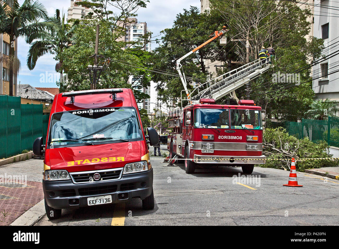 Bombeiros Resgate Carro de Bombeiros Resgate Carro de emergência urgência Poda de árvore em área elétrica Rua interditada falta de Energia fenômeno natürliche Stockfoto