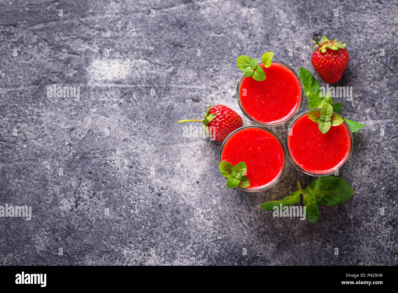 Köstliches dessert Panna Cotta mit Erdbeeren Stockfoto