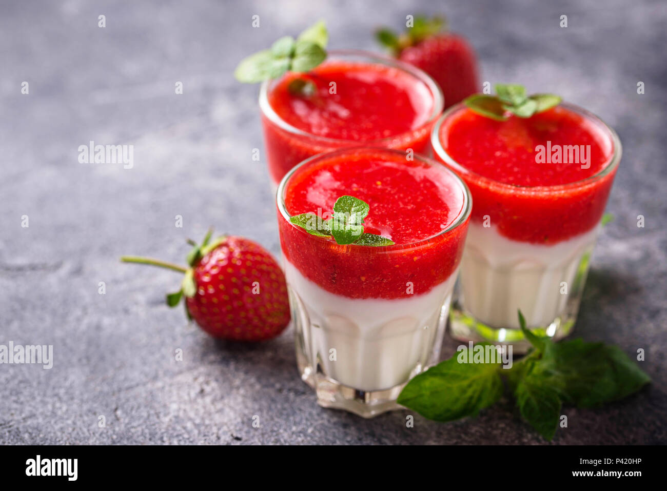 Köstliches dessert Panna Cotta mit Erdbeeren Stockfoto