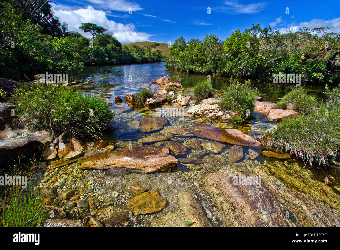 Casca d'Anta - Serra da Canastra MG Rio São Francisco Casca d'anta Serra da Canastra São José do Barreiro Minas Gerais Rio Fluviale água doce Brasil Pedras verde mata Natureza Turismo Passeio Viagem Lugares Stockfoto