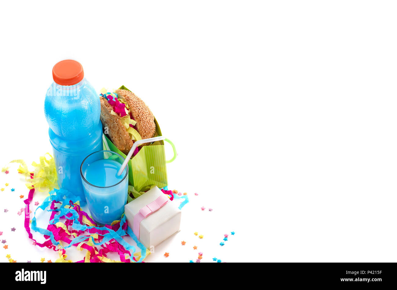 Festliche Komposition Getränke snacks Urlaub hamburger Cookie flitter Konfetti Geschenkbox Cocktail, gesättigte Farben. Kinder Urlaub Geburtstag Stockfoto