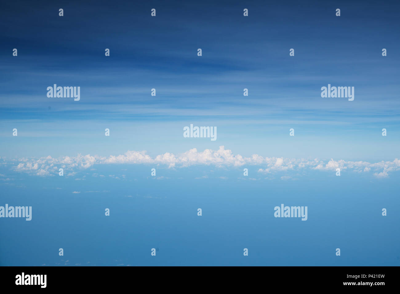 Himmel Hintergrund über Ausbreitung cloud Scatter, Skyline separate Zone zwischen Cloud und Oben blau, schießen aus hohen anzeigen Stockfoto