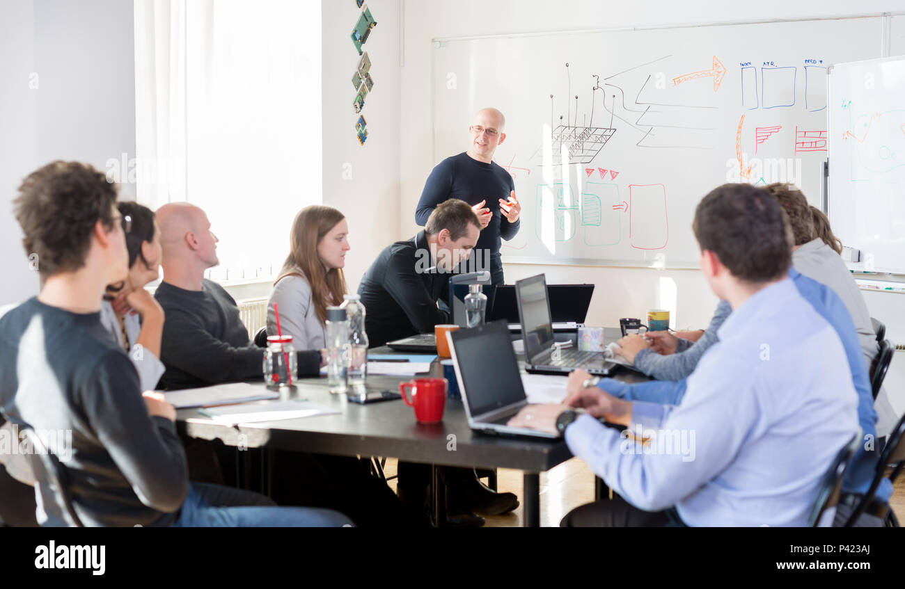 Entspannte IT Business Startup Unternehmen Team Meeting. Stockfoto