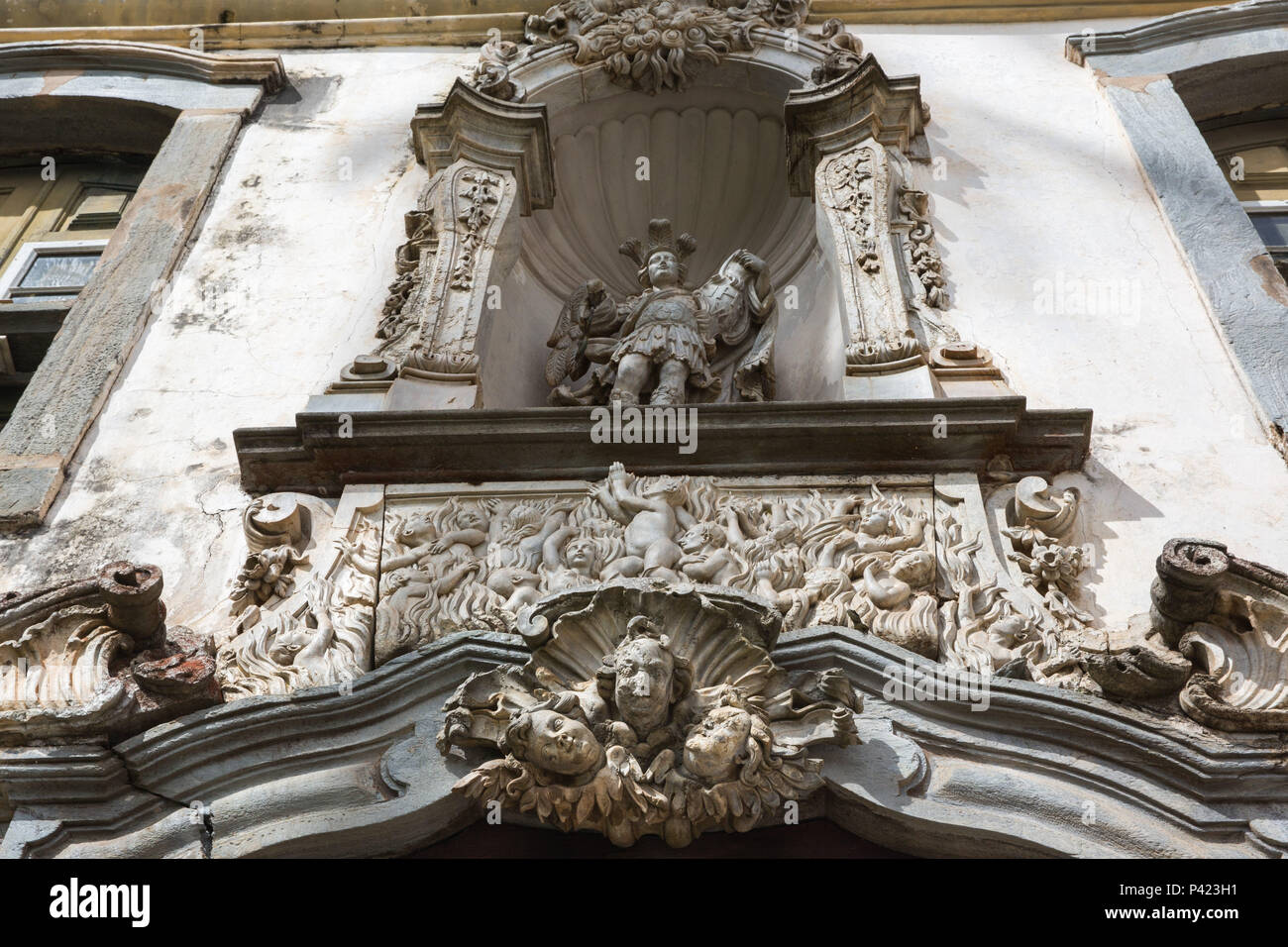 Igreja do Bom Jesus tun Matozinhos das Cabeças ou de São Miguel e Almas, de arquitetura rococó e barroco Mineiro, construída keine século XVIII. Portadas atribuídas ein Antonio Francisco Lisboa, O Aleijadinho. Ouro Preto, Minas Gerais. Setembro de 2018. Stockfoto