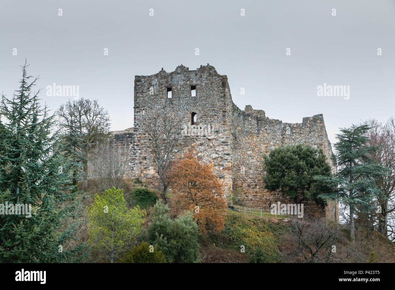 Badenweiler, Deutschland - Dezember 24, 2017: architektonisches Detail der mittelalterlichen Burg Badenweiler an einem Wintertag Stockfoto