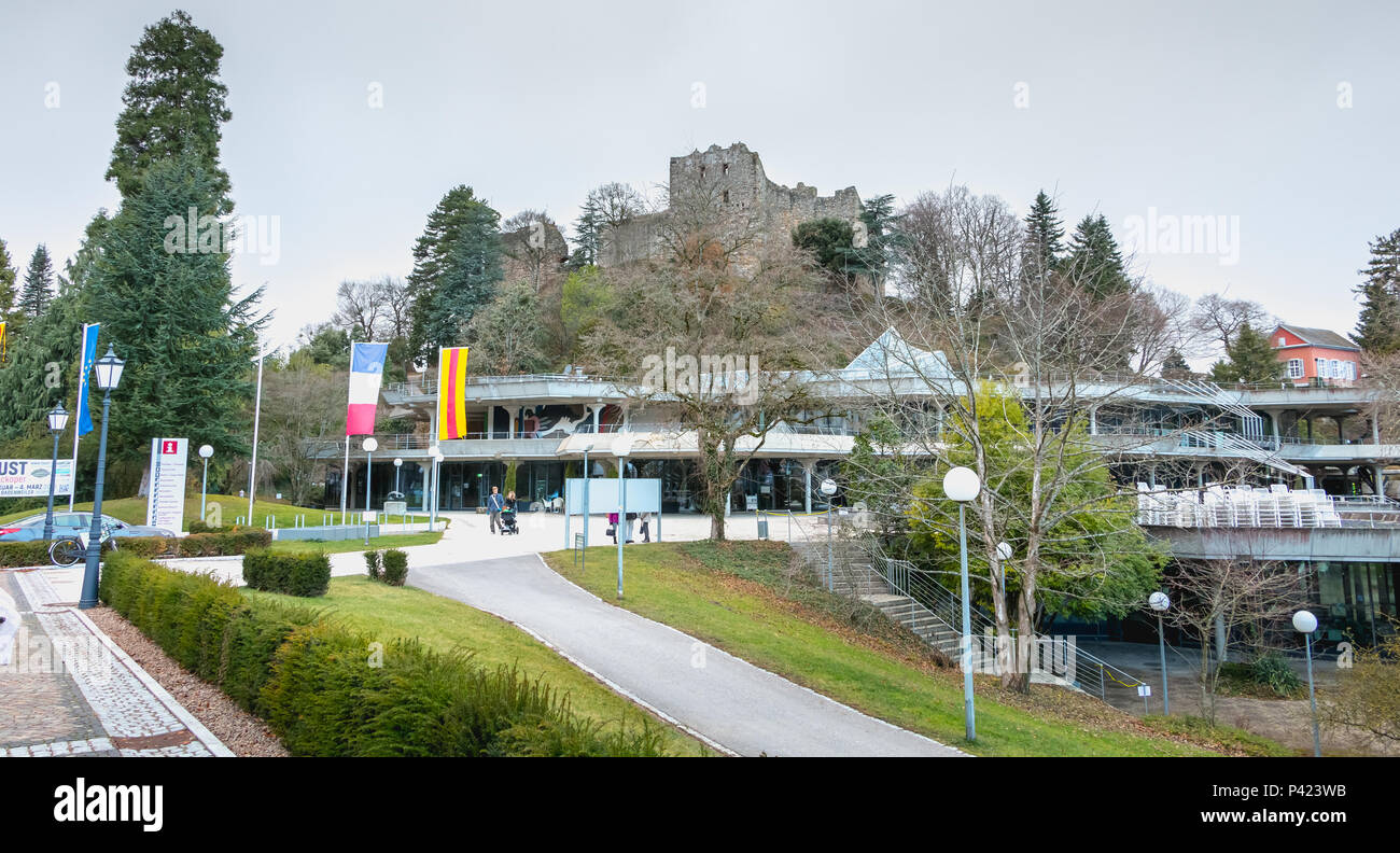 Badenweiler, Deutschland - Dezember 24, 2017: architektonisches Detail der mittelalterlichen Burg Badenweiler an einem Wintertag Stockfoto