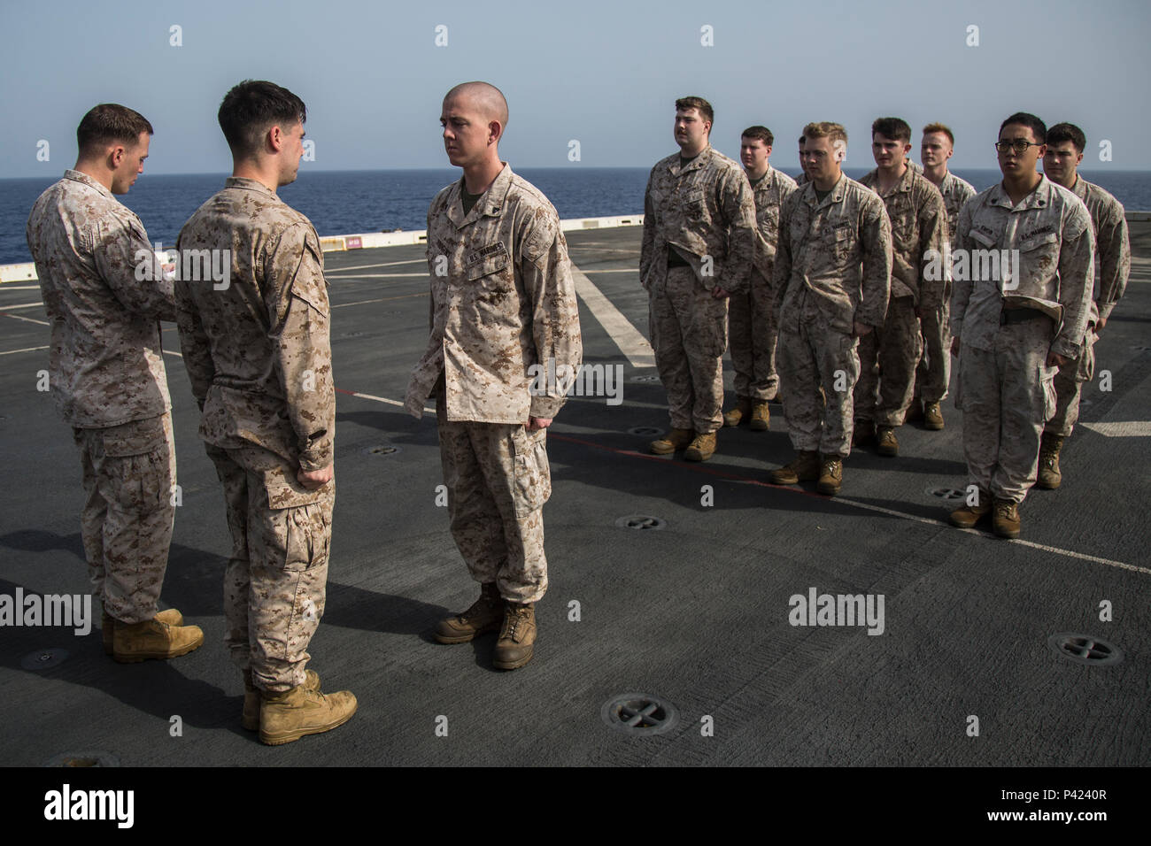 160601-M-PC 554-003 Golf von Aden (1. Juni 2016) der US-Marine Corporal Ryan Hudgins ist Sergeant während westlichen Pazifik Bereitstellung16-1 das 13. Marine Expeditionary Unit an Bord der USS New Orleans, 1. Juni 2016 gefördert. Die 13. MEU ist auf der Boxer Amphibious Ready Gruppe begonnen und bereitgestellt ist die regionale Sicherheit in den USA 5 Flotte Bereich der Betrieb aufrecht zu erhalten. (U.S. Marine Corps Foto von Sgt. Hector de Jesus/freigegeben) Stockfoto