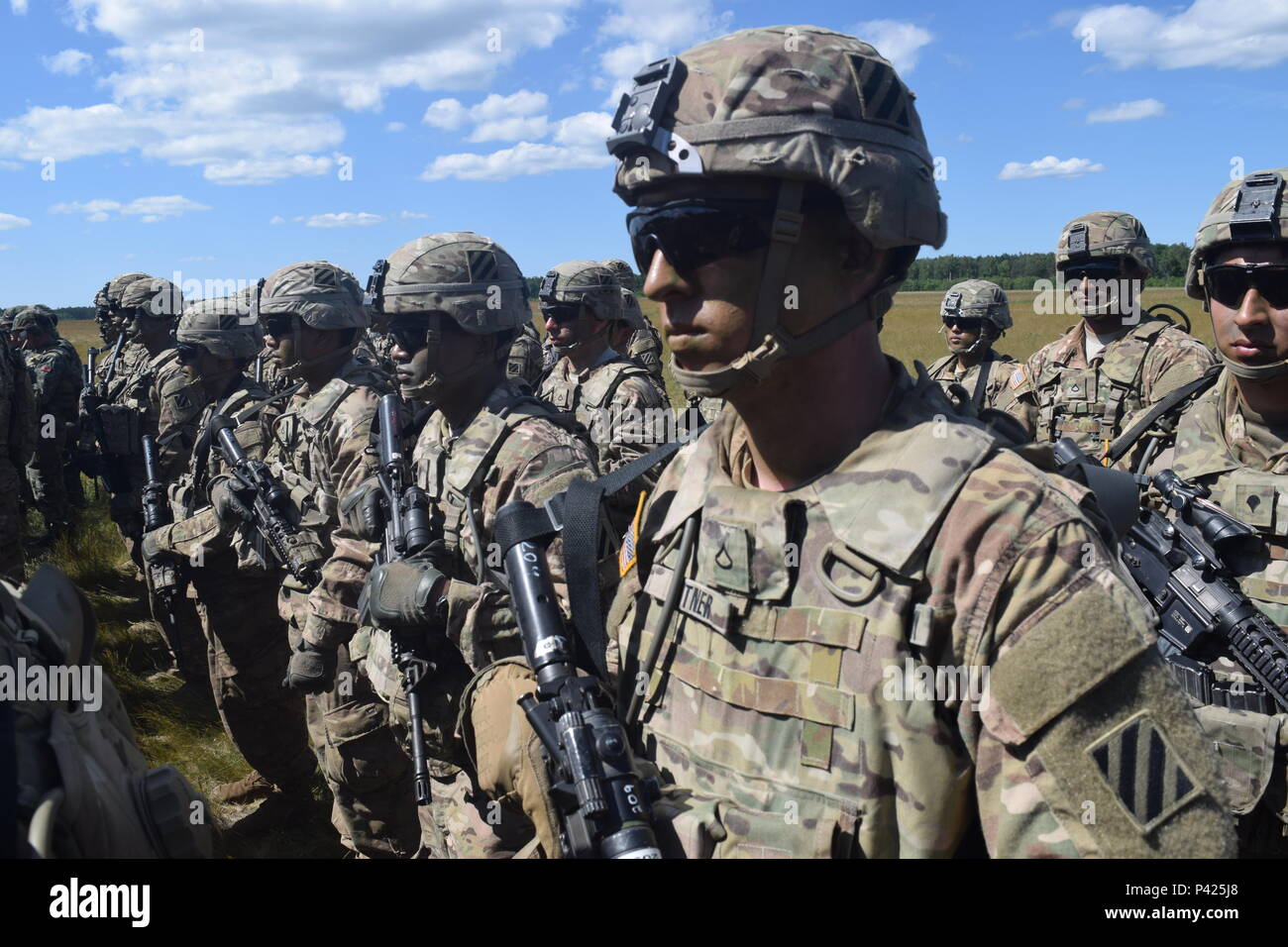 Soldaten vom 1. gepanzerte Brigade Combat Team, 3rd Infantry Division stand in der Ausbildung während der Eröffnungsfeier für Übung Anakonda 16 in Drawsko Pomorskie, Polen Juni 6. Anakonda 16 ist ein polnisch-led-Übung in Polen von Juni 7-17. Es handelt sich um über 25.000 Teilnehmer aus mehr als 20 Nationen. Anakonda 16 ist eine führende Veranstaltung für die US-Army Europe, Alliierten und zusammengeschlossen, um Nationen, unterstützt die Qualitätssicherung und abschreckende Maßnahmen durch Demonstration der Alliierten Verteidigungsfähigkeit Masse zu implementieren und Combat Power sustain Stockfoto