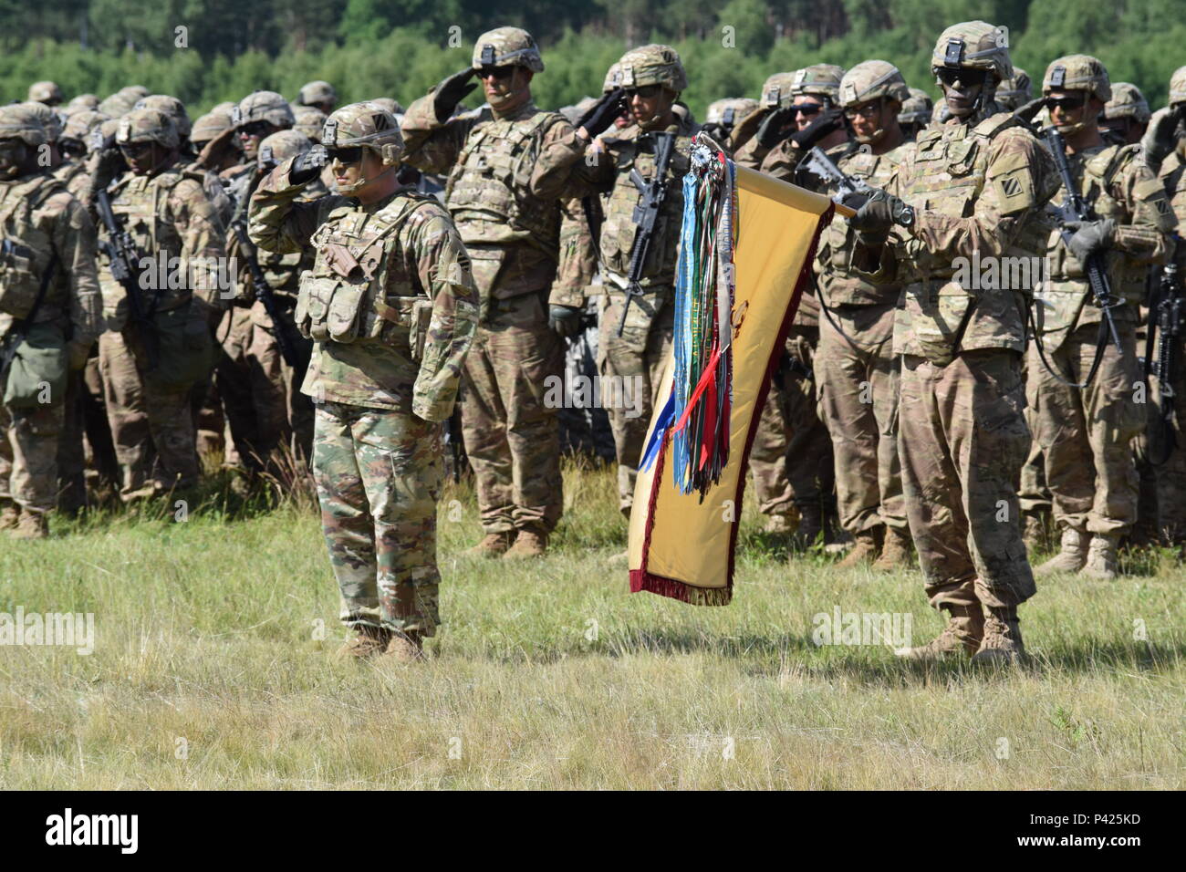 Soldaten der 3. Brigade Support Battalion salute wie die Polnische Ehrengarde Märsche Vergangenheit während der Eröffnungsfeier für Übung Anakonda 16 in Drawsko Pomorskie, Polen Juni 6. Anakonda 16 ist ein polnisch-led-Übung in Polen von Juni 7-17. Es handelt sich um über 25.000 Teilnehmer aus mehr als 20 Nationen. Anakonda 16 ist eine führende Veranstaltung für die US-Army Europe, Alliierten und zusammengeschlossen, um Nationen, unterstützt die Qualitätssicherung und abschreckende Maßnahmen durch Demonstration der Alliierten Verteidigungsfähigkeit Masse zu implementieren und Kampfkraft zu erhalten. Stockfoto