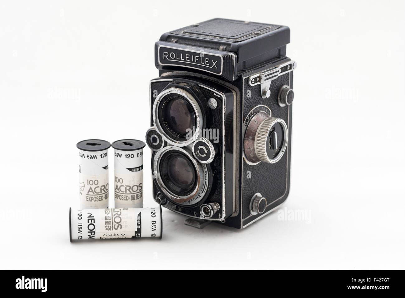 Antiga câmera Rolleiflex 1957 e rolos de filme Fuji. Stockfoto