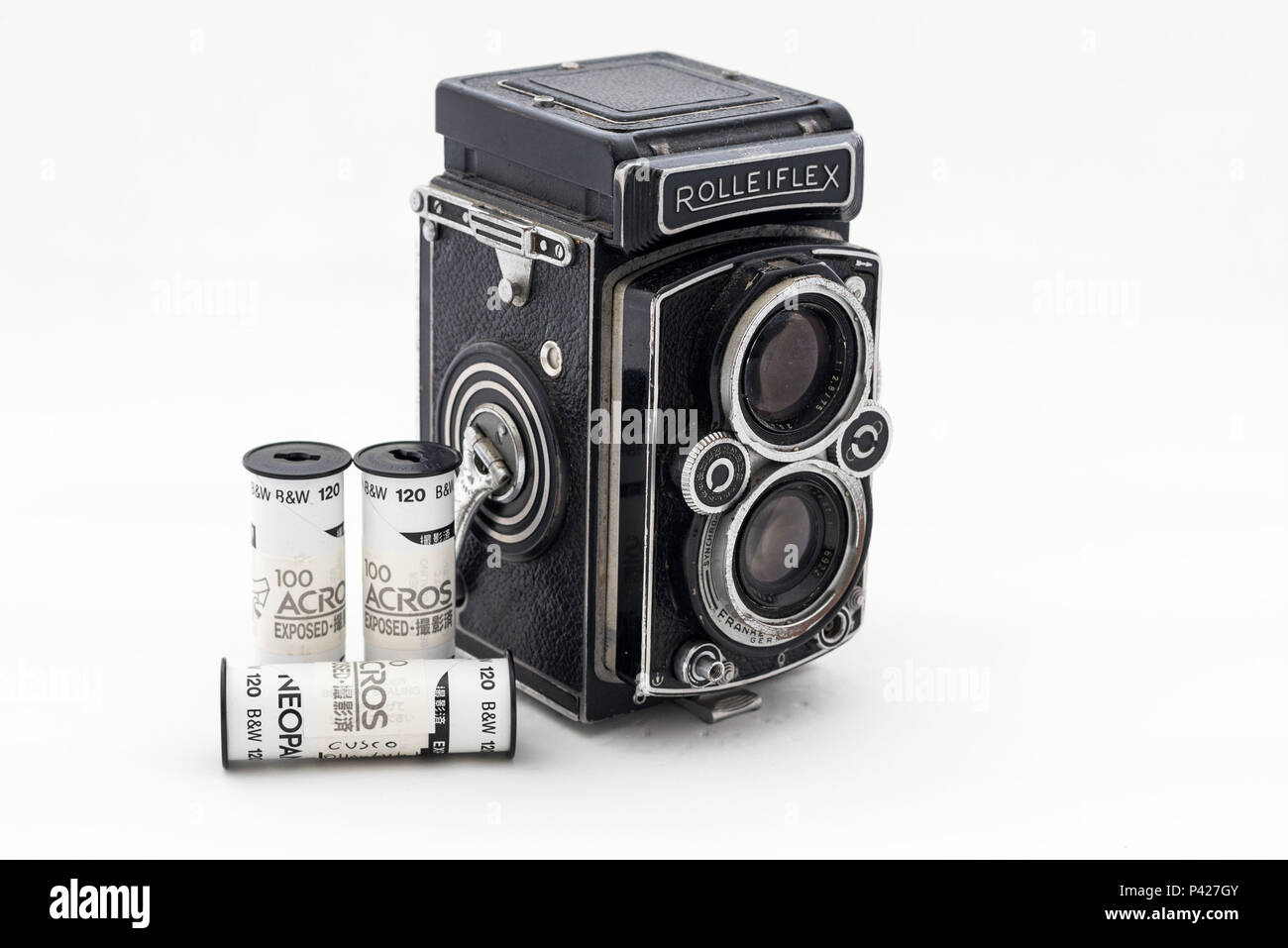 Antiga câmera Rolleiflex 1957 e rolos de filme Fuji. Stockfoto