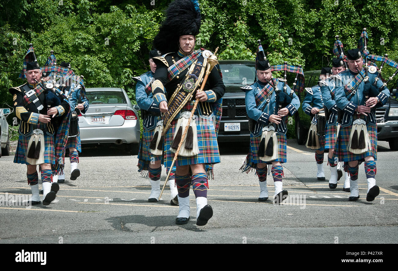 Mitglieder der Massachusetts State Police Pipe und Drum Corps März im Vorfeld der Soldaten der 368. Engineer Battalion in einer Bereitstellung Zeremonie an der hl. Anselm College in Manchester N.H. Juni 2, 2016. Viele der Armee finden Soldaten in das Bataillon aus Massachusetts und New England. Die Zeremonie findet statt, während die Einheit begibt, um vor der Bereitstellung Schulungen an Ft. Bliss, Texas vor der Bereitstellung nach Kuwait zur Unterstützung der Operation Enduring Freedom. (U.S. Armee Foto von SPC. Stephen Doherty) Stockfoto