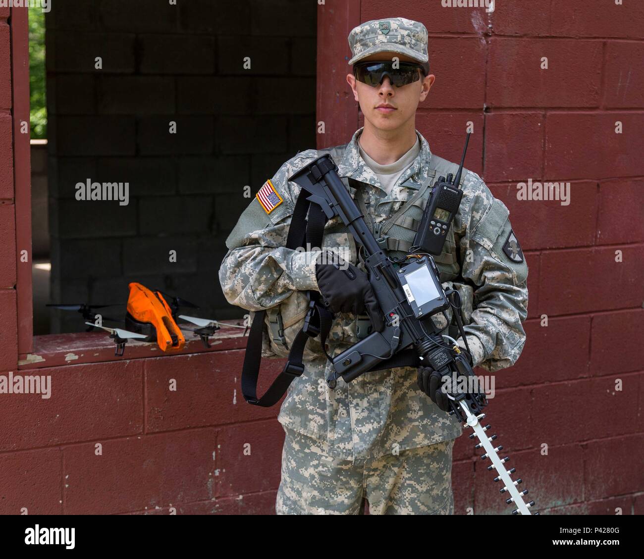 Cadet Austin Neal stiands vor einer Drohne Holding die Drohne Gewehr  während Cadet Leiter Entwicklung Ausbildung in West Point am 2. Juni. Die  Einführung der Drohnen während aktiviert Cadet Cyber Warfare in