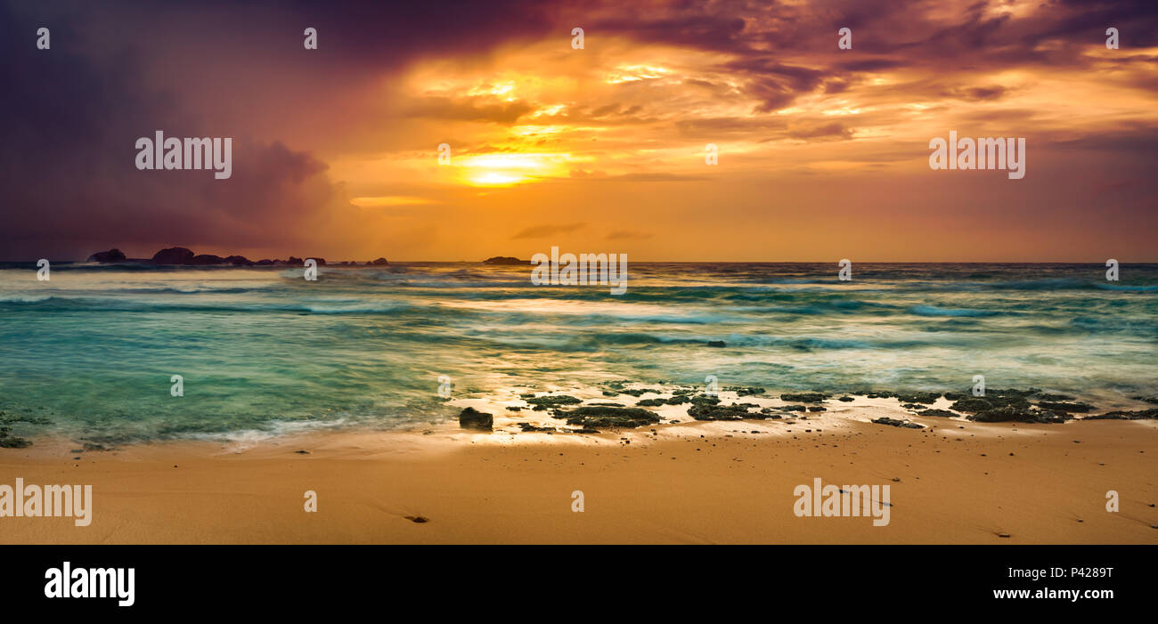 Sonnenuntergang über dem Meer. Tolle Landschaft. Sri Lanka panorama Stockfoto