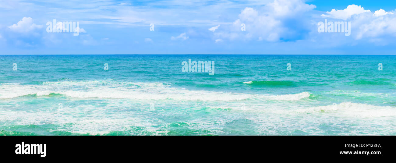 Schöne Sicht auf das Meer vawes. Tropische Landschaft. Hochauflösende Panorama. Sri Lanka Stockfoto