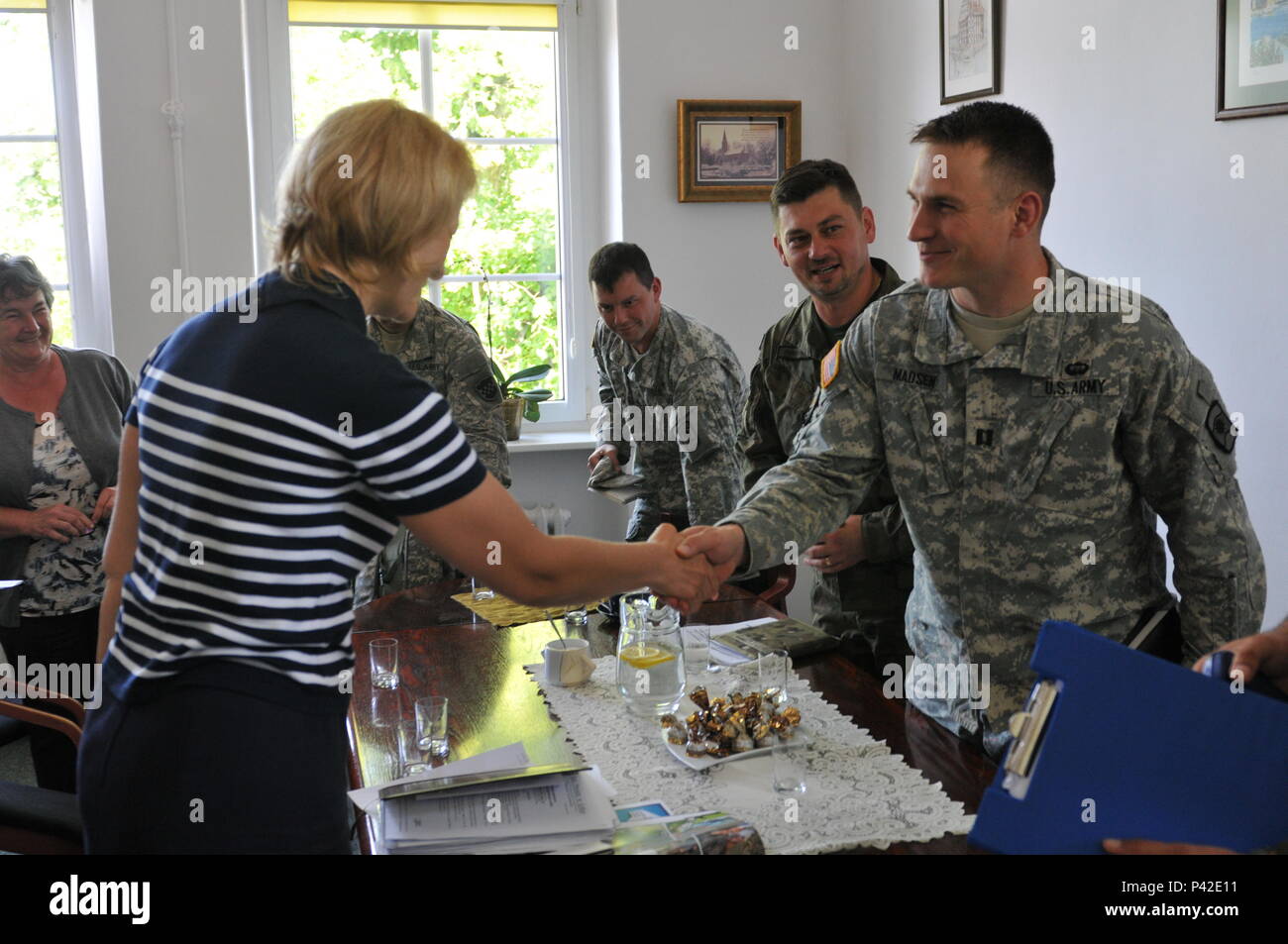 Kapitän Niels Madsen und Staff Sgt. Arthur Kleeb Der 457Th zivilen Angelegenheiten Bataillon in Grafenwöhr, Deutschland; W01 Marcin Cźerwiński, Maj. Krźysźłof Słrźefecki, und Kapitän Hubert Źukowski Mitglieder der CIMIC-Support Team der Polnischen Armee auf der Grundlage diskutieren sie Bedenken mit Monika Kuźmińska der Bürgermeister von Wegorzyno und andere lokale Stadt officals während Anakonda 2016. Stockfoto