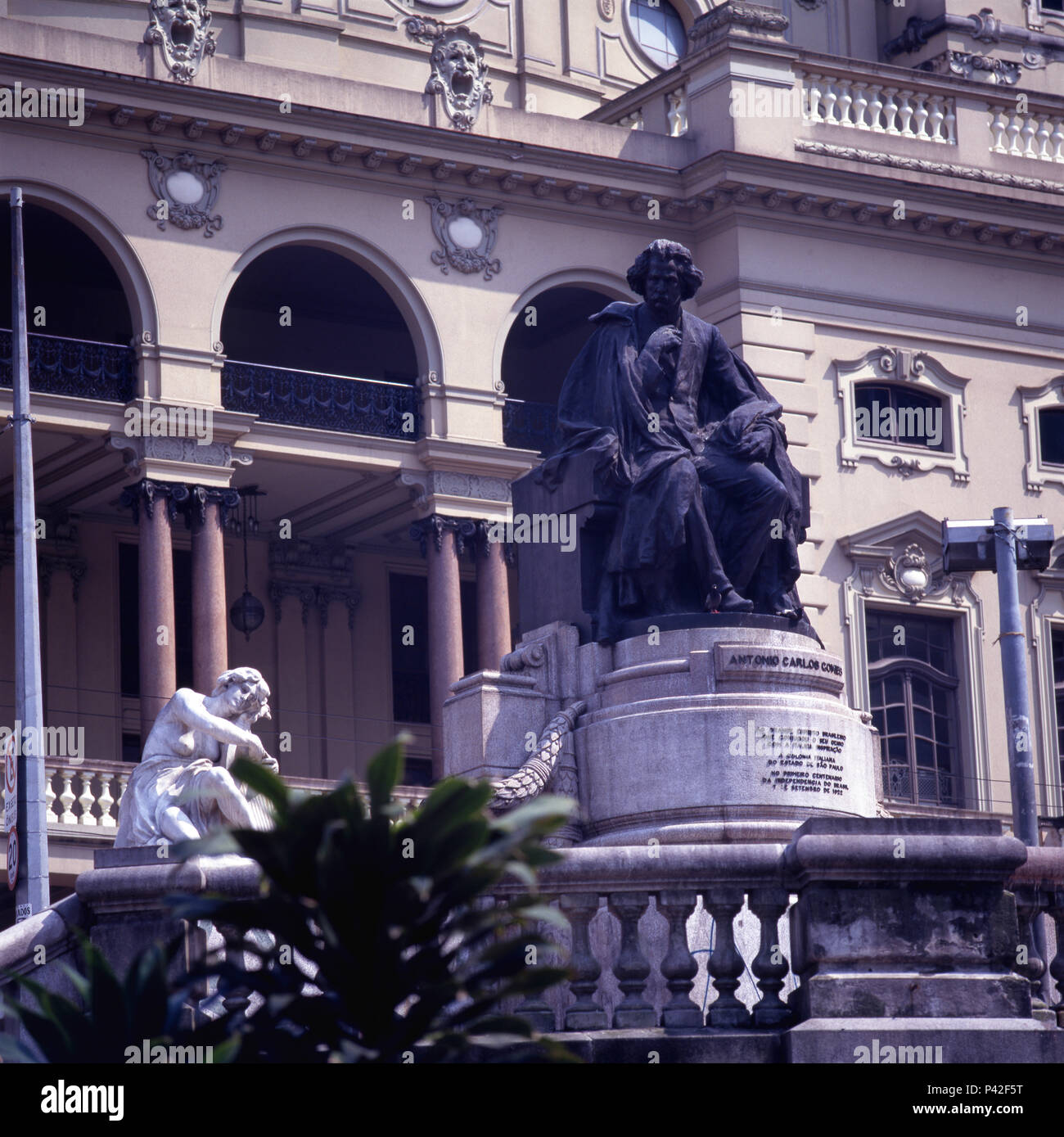 EstÃ¡tua Carlos Gomes, kom Teatro Municipal ao Fundo, Praça Ramos de Azevedo, SÃ £ o Paulo Brasil. 21/06/2011 Foto: João £ o FÃ¡vero/Fotoarena Stockfoto