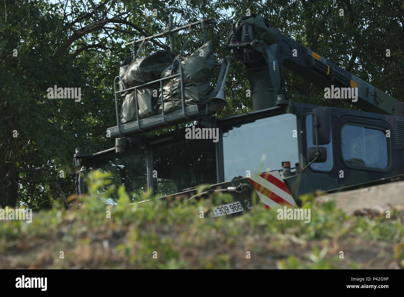 Gemeinsame Kräfte eine Brücke über M 3 amphibische Rigs zu ermöglichen einen Konvoi von M1126 Streikenden in Chelmno, Polen zu konstruieren. Juni 8. 2016 Anakanda ist ein polnisch-geführten multinationalen Übung, die in Polen von Juni 7-17. Die Übung bezieht mehr als 25.000 Teilnehmer aus mehr als 20 Ländern. (U.S. Armee Foto von SPC. Andrew Miller/Freigegeben) Stockfoto